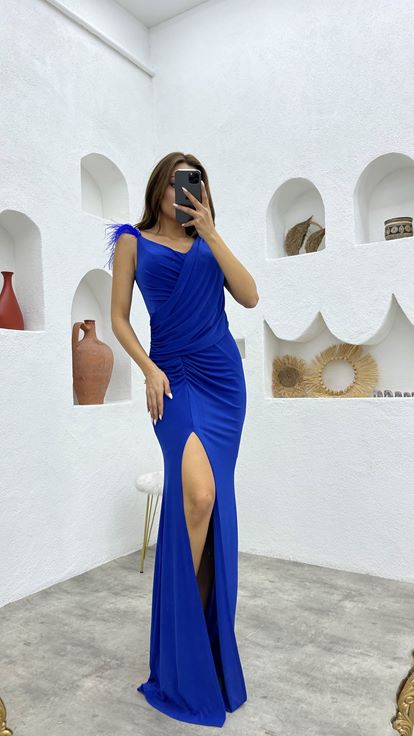 Robe de soirée drapée asymétrique Saks à détails de plumes