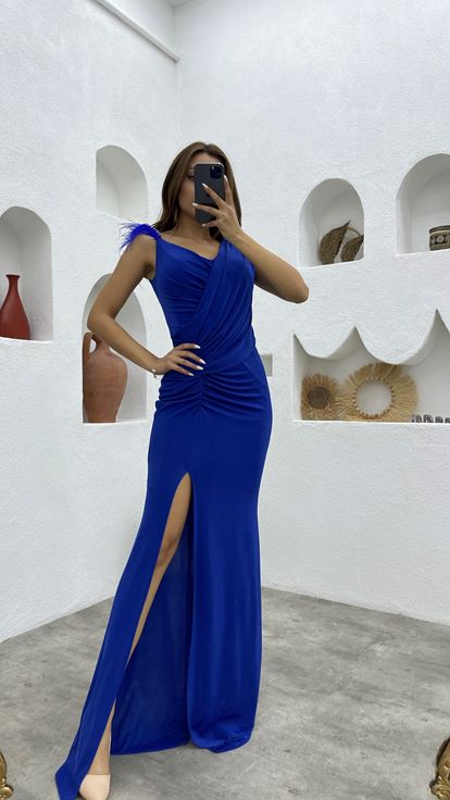 Robe de soirée drapée asymétrique Saks à détails de plumes