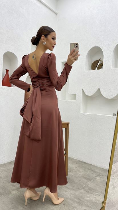 Kahverengi Kuşaklı Uzun Kol Saten Abiye Elbise