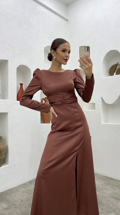 Kahverengi Kuşaklı Uzun Kol Saten Abiye Elbise