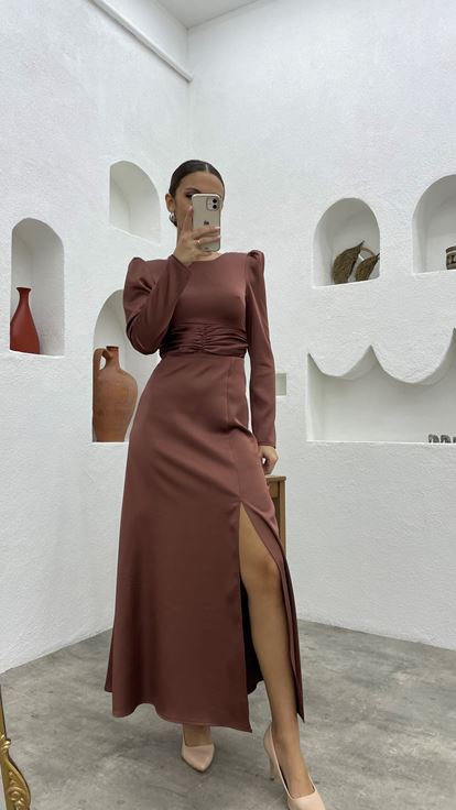 Kahverengi Kuşaklı Uzun Kol Saten Abiye Elbise