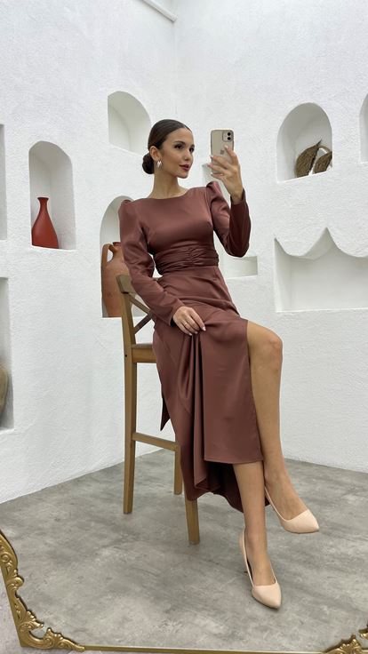Kahverengi Kuşaklı Uzun Kol Saten Abiye Elbise