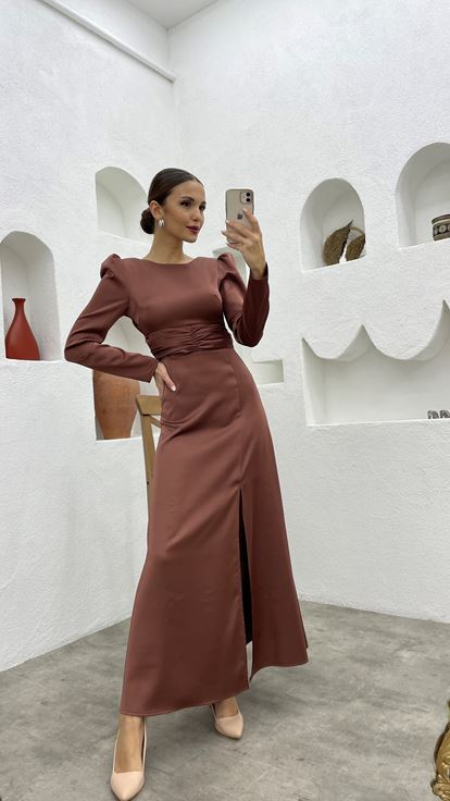 Kahverengi Kuşaklı Uzun Kol Saten Abiye Elbise