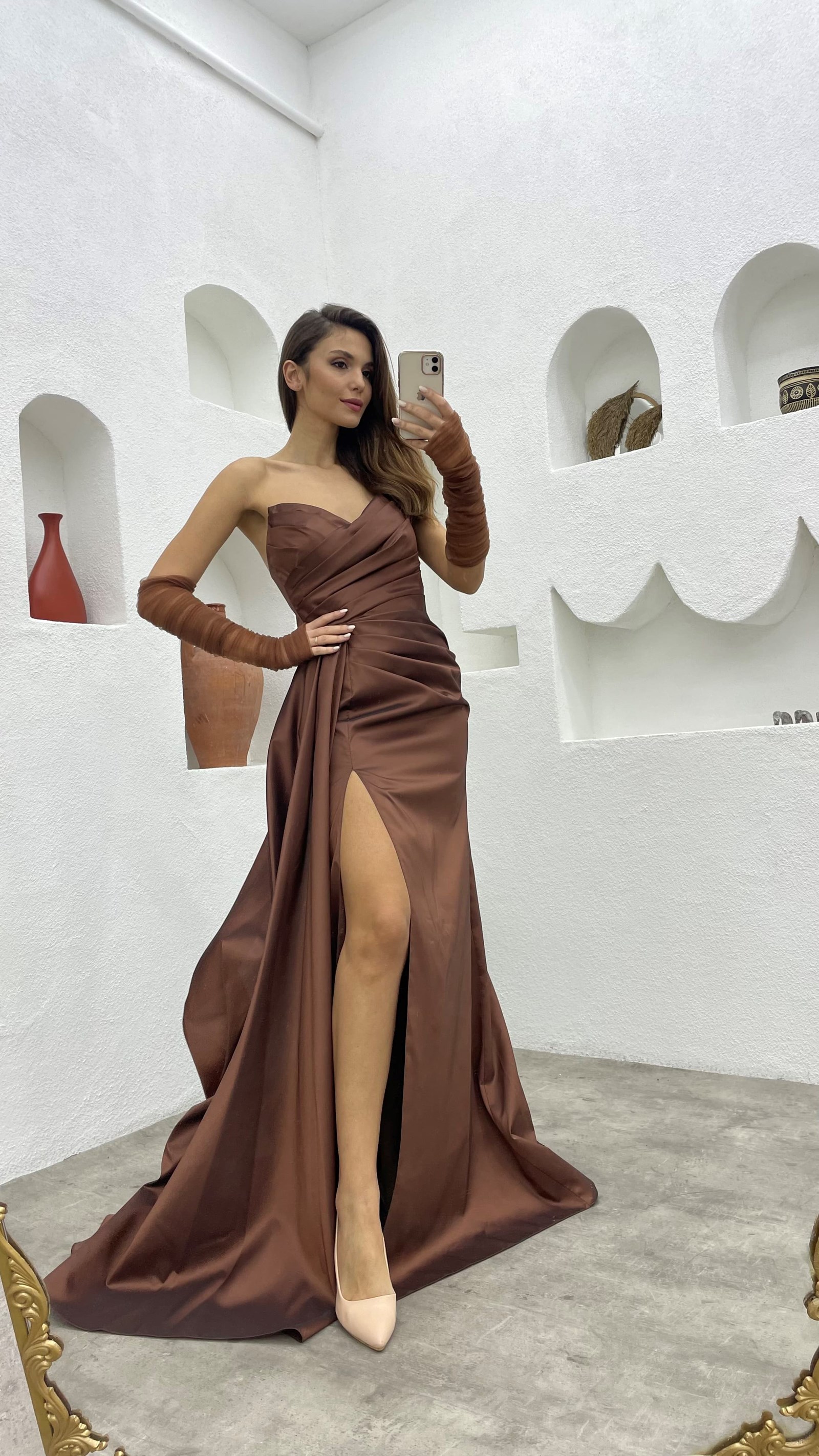 Braunes, Trägerloses, Drapiertes Abendkleid Aus Satin