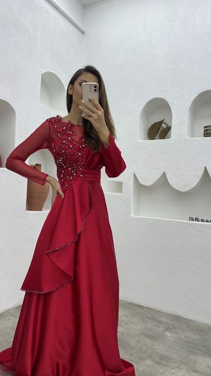 Robe de soirée en satin rouge brodée drapée à volants
