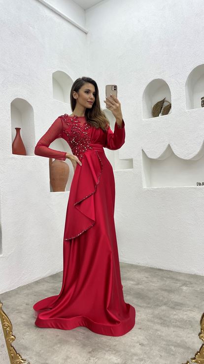 Robe de soirée en satin rouge brodée drapée à volants