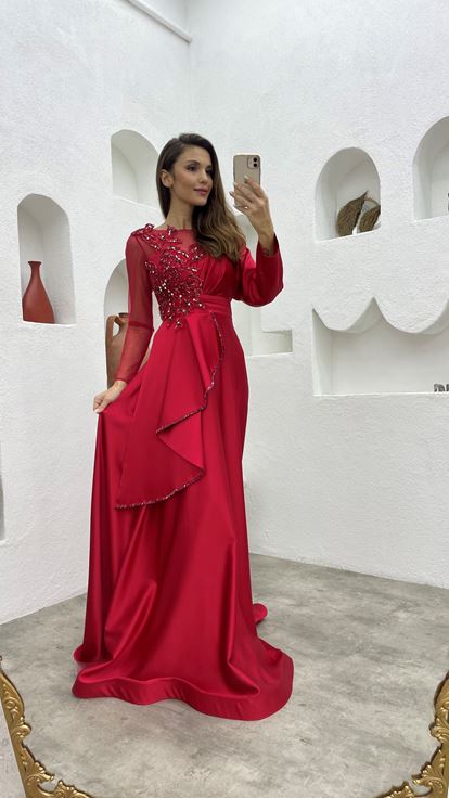 Robe de soirée en satin rouge brodée drapée à volants
