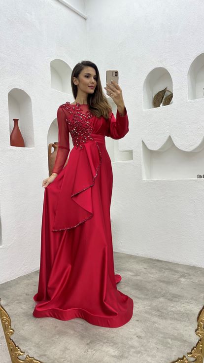 Robe de soirée en satin rouge brodée drapée à volants