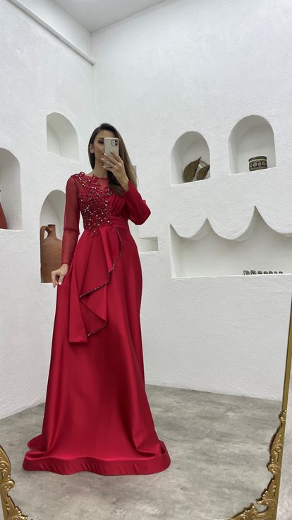 Robe de soirée en satin rouge brodée drapée à volants