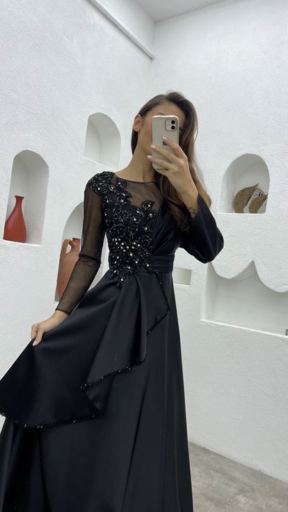 Robe de soirée en satin noir brodé drapé à volants