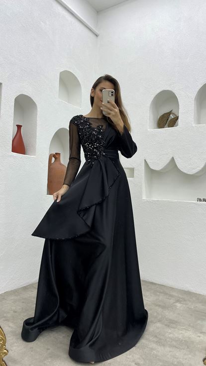 Robe de soirée en satin noir brodé drapé à volants