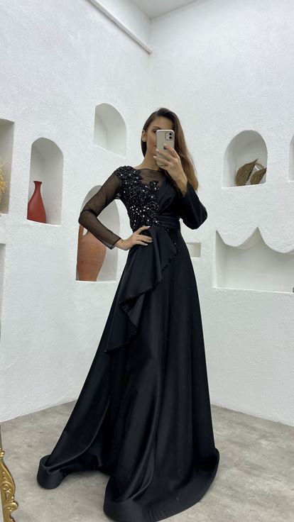 Robe de soirée en satin noir brodé drapé à volants