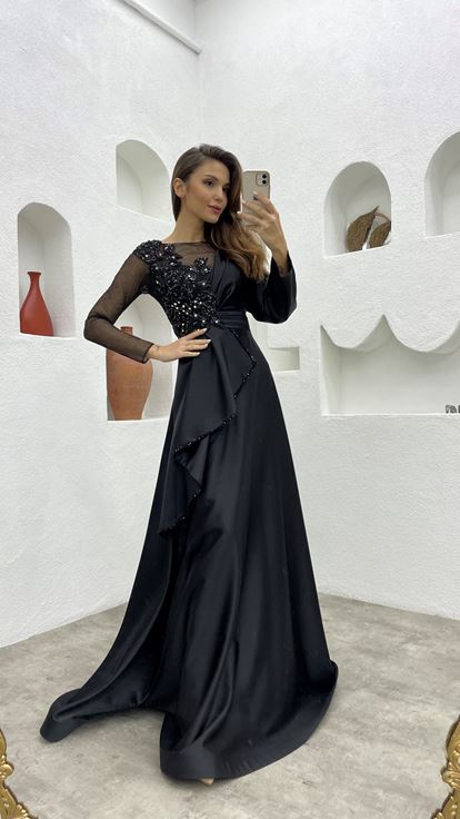 Robe de soirée en satin noir brodé drapé à volants