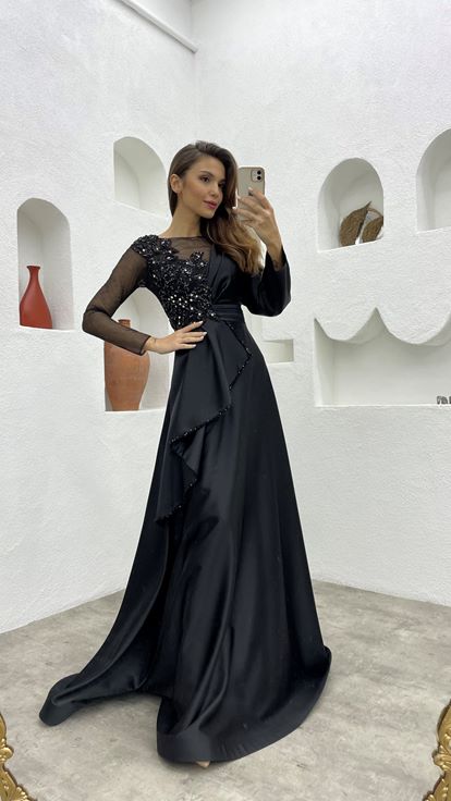 Robe de soirée en satin noir brodé drapé à volants