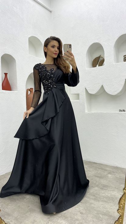 Robe de soirée en satin noir brodé drapé à volants