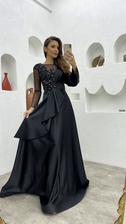 Robe de soirée en satin noir brodé drapé à volants