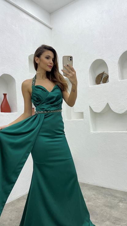 Abito da sera in raso drappeggiato con motivo ricamato con cinturino color smeraldo