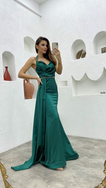 Abito da sera in raso drappeggiato con motivo ricamato con cinturino color smeraldo