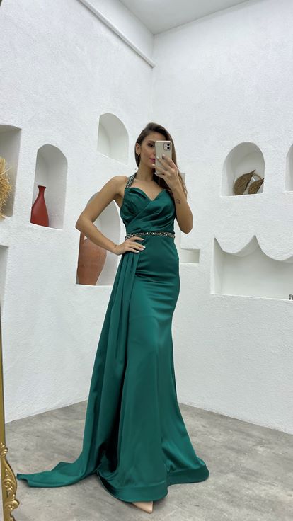 Abito da sera in raso drappeggiato con motivo ricamato con cinturino color smeraldo