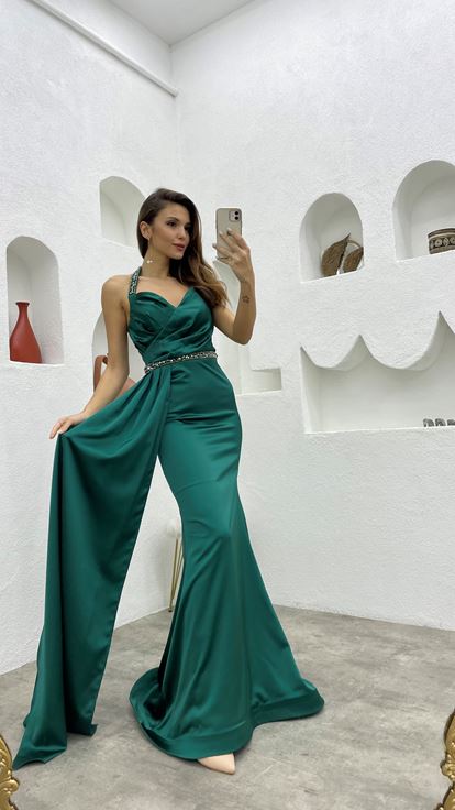 Abito da sera in raso drappeggiato con motivo ricamato con cinturino color smeraldo