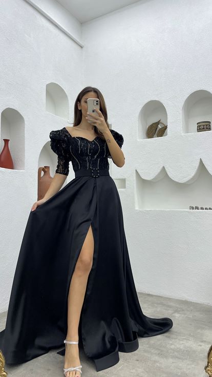 Vestido de noche de satén negro con mangas abullonadas  bordado y cinturón