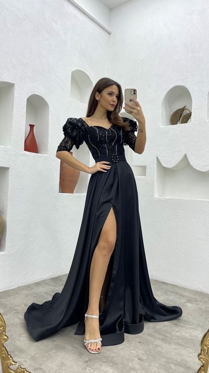 Vestido de noche de satén negro con mangas abullonadas  bordado y cinturón