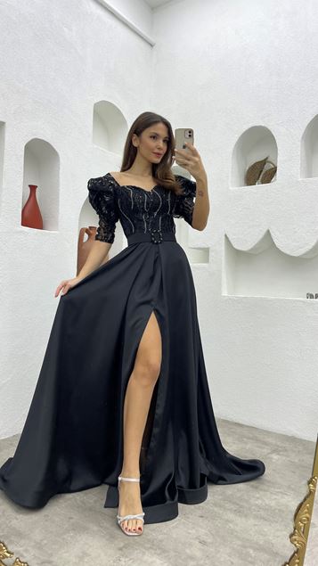 Schwarzes, besticktes Satin-Abendkleid mit Gürtel und Ballonärmeln
