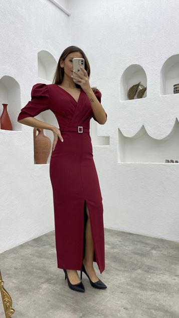 Burgunderrotes, zweireihiges Abendkleid mit Ballonärmeln und Gürtel