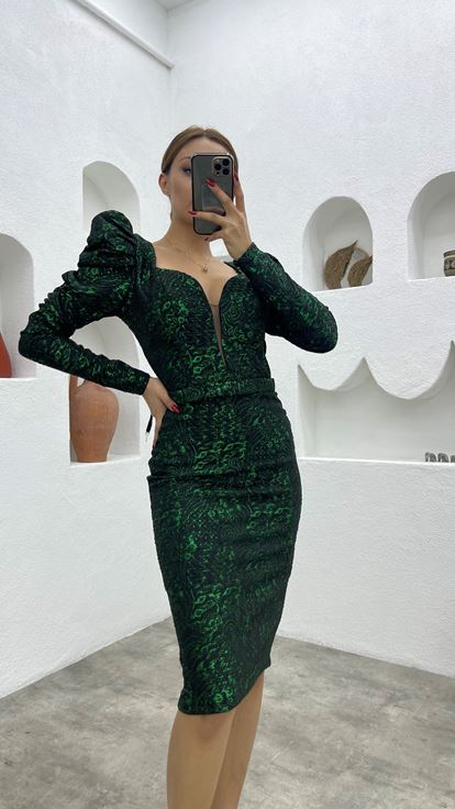 Vestido de noche con estampado de esmeraldas