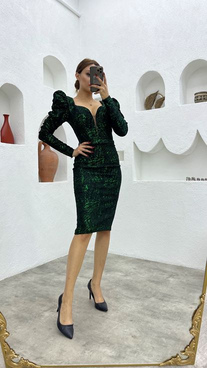 Vestido de noche con estampado de esmeraldas