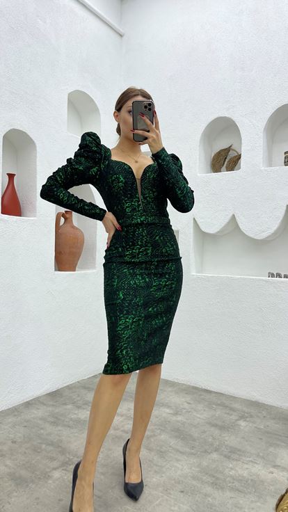 Vestido de noche con estampado de esmeraldas