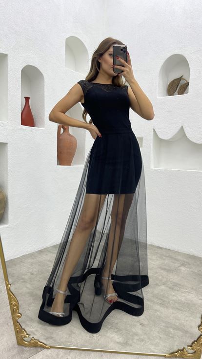 فستان سهرة بتصميم شفاف من التول الأسود