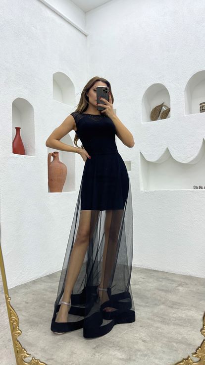 فستان سهرة بتصميم شفاف من التول الأسود