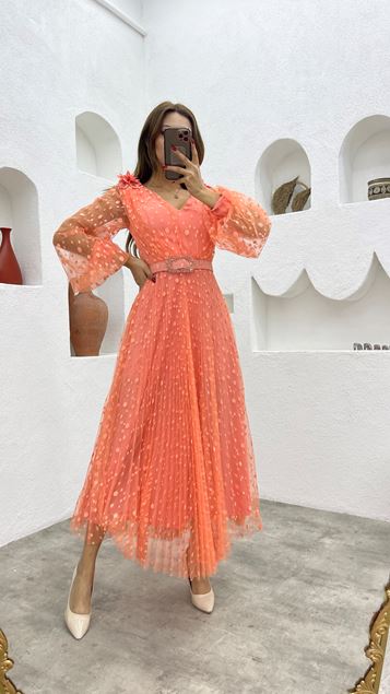 فستان سهرة من التول مطوي بتفاصيل منقط برتقالي