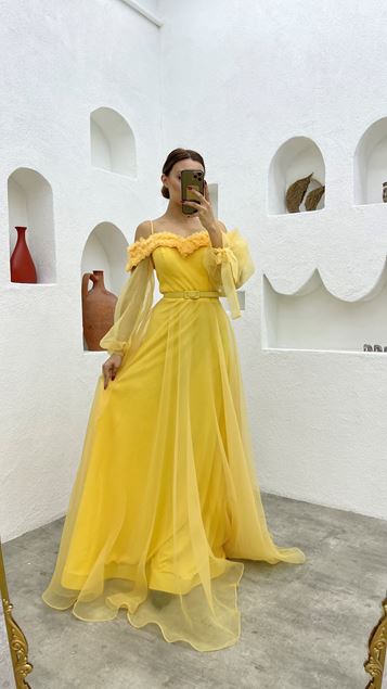 Abito da sera in tulle con cinturino di corda gialla