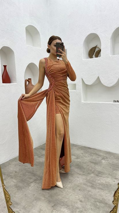 Vestido de noche brillante  fruncido  de una sola manga y bordado con azulejos