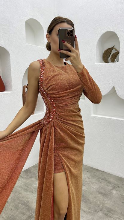 Vestido de noche brillante  fruncido  de una sola manga y bordado con azulejos