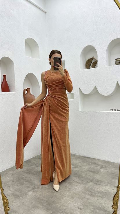 Vestido de noche brillante  fruncido  de una sola manga y bordado con azulejos