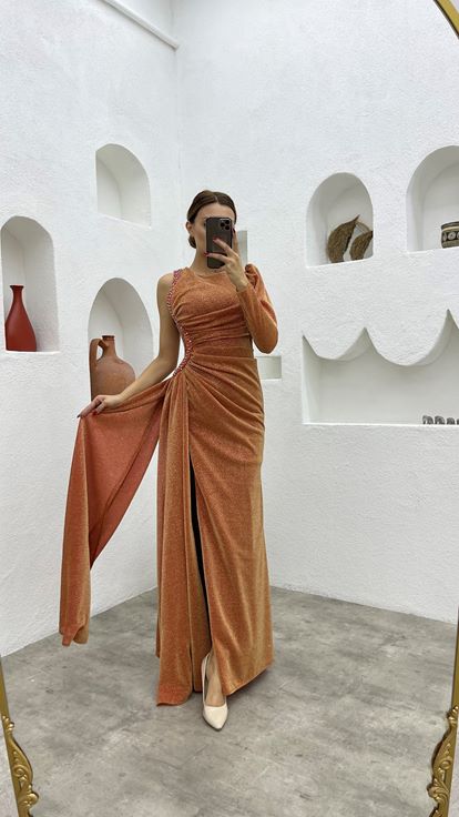 Vestido de noche brillante  fruncido  de una sola manga y bordado con azulejos