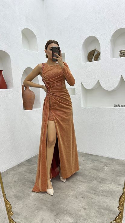 Vestido de noche brillante  fruncido  de una sola manga y bordado con azulejos