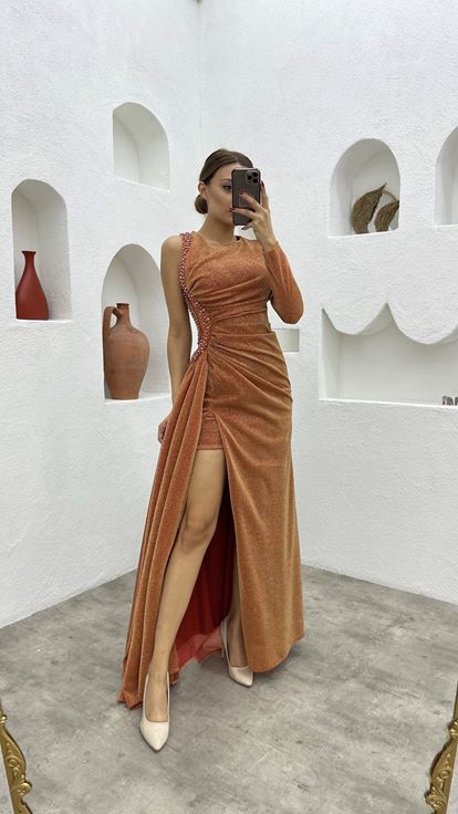 Vestido de noche brillante  fruncido  de una sola manga y bordado con azulejos