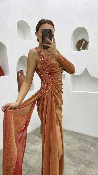 Vestido de noche brillante  fruncido  de una sola manga y bordado con azulejos