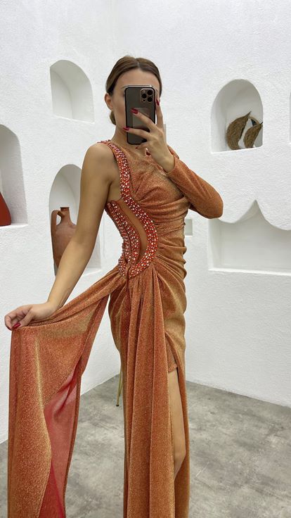 Vestido de noche brillante  fruncido  de una sola manga y bordado con azulejos