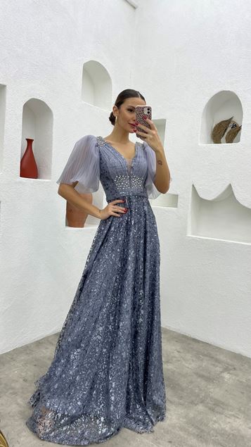 Vestido de noche de tul con mangas globo bordadas grises