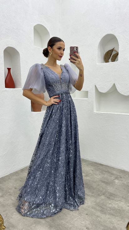 فستان سهرة رمادي مطرز بأكمام بالون من التول