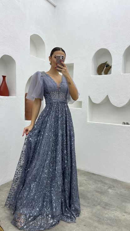 فستان سهرة رمادي مطرز بأكمام بالون من التول