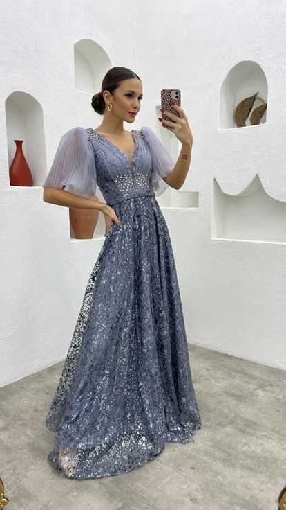 فستان سهرة رمادي مطرز بأكمام بالون من التول