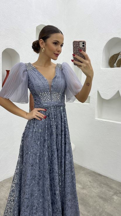 فستان سهرة رمادي مطرز بأكمام بالون من التول