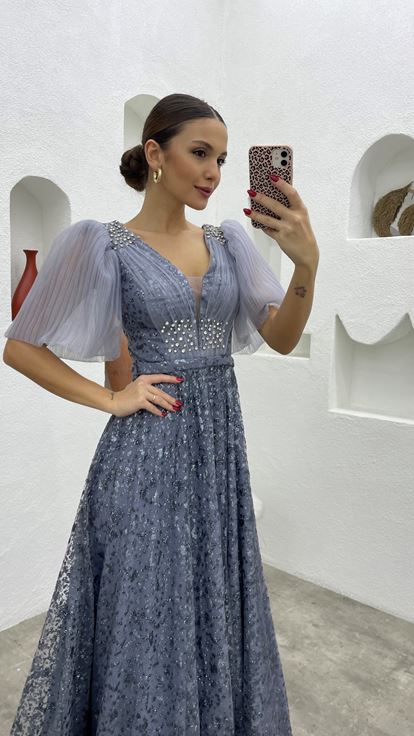 فستان سهرة رمادي مطرز بأكمام بالون من التول