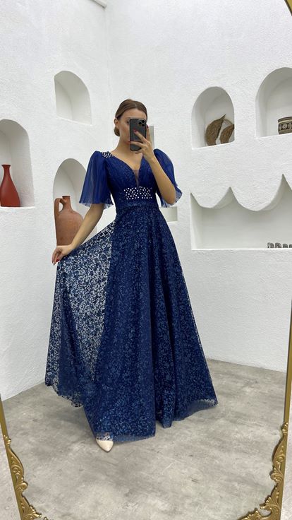 Vestido de noche de tul azul marino con mangas abullonadas y bordados